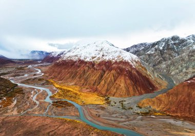 Tianshan Dağı ve Kunlun Dağı 'nın kesiştiği yer Güney Xinjiang, Çin