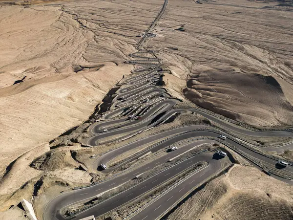 Tashkurgan, Xinjiang, Çin 'deki Pan Long Ancient Yolu' nun dolambaçlı tepe manzarası.