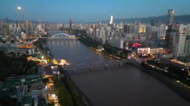 LANZHOU, ÇİN-OCT 16, 2024 - Lanzhou şehrinin şehir merkezi ve sarı nehri manzaralı. Turist ziyareti için dönüm noktası olmalı..