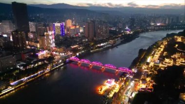 LANZHOU, ÇİN-OCT 16, 2024 - Lanzhou şehrinin şehir merkezi ve sarı nehri manzaralı. Turist ziyareti için dönüm noktası olmalı..