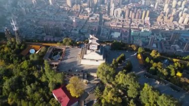 LANZHOU, ÇİN-OCT 16, 2024 - Lanzhou şehrinin şehir merkezi ve sarı nehri manzaralı. Turist ziyareti için dönüm noktası olmalı..