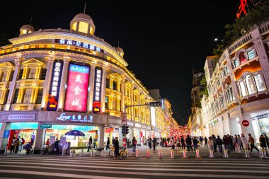 XIAMEN, ÇİN 14 Şubat 2025 - Zhongshan Yolu adında canlı bir alışveriş caddesi. Fujian şehrinin tarihi Xiamen Adası 'nda Fujian Eyaleti, Çin