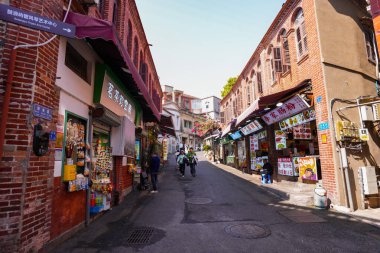 Xiamen, Fujian, Çin - FEB 14, 2025 - Gulangyu adası Fujian 'ın Xiamen kıyısında bir yayadır. UNESCO Dünya Kültür Mirası Alanı.