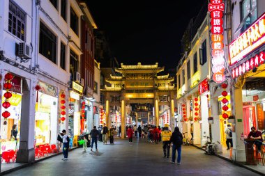 Chaozhou, Guangdong, Çin - 15 Şubat 2025: Chaozhou Arch Caddesi, Chaozhou Eski Şehir Mimari Binaları ile Pai Fang Jie adında bir Iconic tarihi sokak.