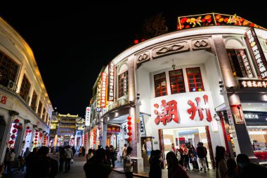Chaozhou, Guangdong, Çin - 15 Şubat 2025: Chaozhou Arch Caddesi, Chaozhou Eski Şehir Mimari Binaları ile Pai Fang Jie adında bir Iconic tarihi sokak.