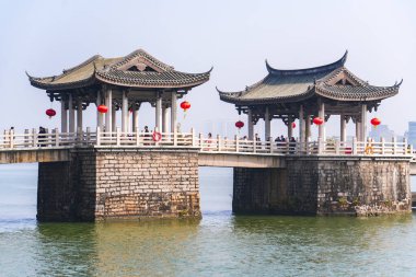 Chaozhou, Guangdong, Çin - 16 Şubat 2025: Han Nehri üzerindeki Guangji Köprüsü eski Çin Köprüsü mimarisinin bir başyapıtıdır..
