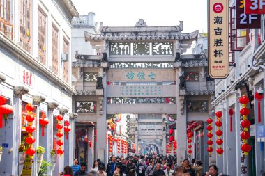 Chaozhou, Guangdong, Çin - 15 Şubat 2025: Chaozhou Arch Caddesi, Chaozhou Eski Şehir Mimari Binaları ile Pai Fang Jie adında bir Iconic tarihi sokak.