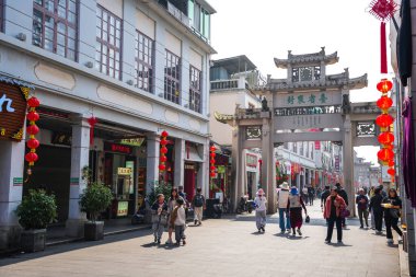 Chaozhou, Guangdong, Çin - 16 Şubat 2025-Chaozhou Arch Caddesi, Chaozhou Eski Şehir Mimari Binaları ile Pai Fang Jie adında bir Iconic tarihi sokak.