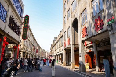 Shantou, Guangdong, Çin - 17 Şubat 2025: Eski kasabadaki Shantou Küçük Parkı tarihi alanı, ünlü alışveriş ve yemek sokağı manzarası