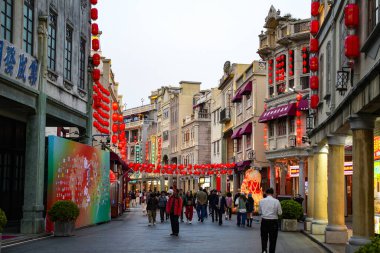 Shantou, Guangdong, Çin - 17 Şubat 2025: Eski kasabadaki Shantou Küçük Parkı tarihi alanı, ünlü alışveriş ve yemek sokağı manzarası