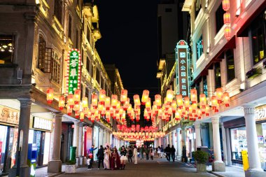 Shantou, Guangdong, Çin - 17 Şubat 2025: Eski kasabadaki Shantou Küçük Parkı tarihi alanı, ünlü alışveriş ve yemek sokağı manzarası