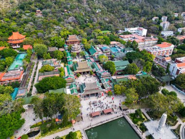 XIAMEN, ÇİN 14 Şubat 2025 - Nanputuo Tapınağı 'nın havadan görünüşü Çin' in güneydoğu kıyısında, Xiamen Adası 'nda bulunan ünlü bir Budist tapınağıdır..