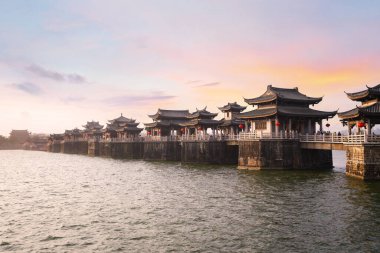 Han Nehri üzerindeki Guangji Köprüsü eski Çin Köprüsü mimarisinin bir başyapıtıdır..