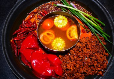 Çin Mala Hotpot çorbasının malzemelerinin hazırlanması.