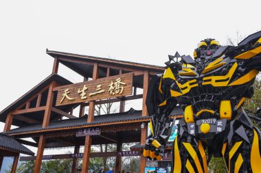 Chongqing, Çin-APR 04, 2025 - Üç Doğal Köprü 'nün girişi Xiannushan Town, Wulong Bölgesi, UNESCO' nun Dünya Mirasları Alanında yer almaktadır..