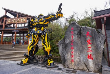 Chongqing, Çin-APR 04, 2025 - Üç Doğal Köprü 'nün girişi Xiannushan Town, Wulong Bölgesi, UNESCO' nun Dünya Mirasları Alanında yer almaktadır..