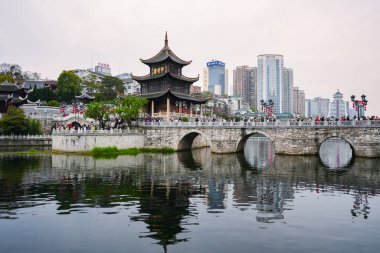 Guiyang, Çin-APR 05, 2025 - Jiaxiu Kulesi Guiyang şehrinin güneyindeki Nanming Nehri 'nin muhteşem üç katlı pavyonudur. Guiyang, Guizhou, Çin 'in simgesi olmalı..