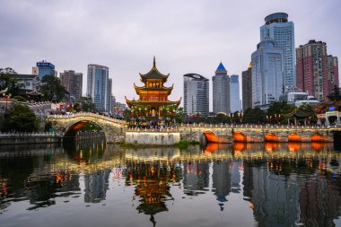 Guiyang, Çin-APR 05, 2025 - Jiaxiu Kulesi Guiyang şehrinin güneyindeki Nanming Nehri 'nin muhteşem üç katlı pavyonudur. Guiyang, Guizhou, Çin 'in simgesi olmalı..
