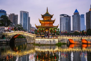 Guiyang, Çin-APR 05, 2025 - Jiaxiu Kulesi Guiyang şehrinin güneyindeki Nanming Nehri 'nin muhteşem üç katlı pavyonudur. Guiyang, Guizhou, Çin 'in simgesi olmalı..