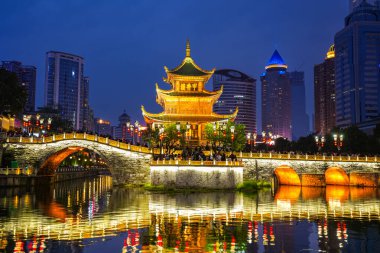 Guiyang, Çin-APR 05, 2025 - Jiaxiu Kulesi Guiyang şehrinin güneyindeki Nanming Nehri 'nin muhteşem üç katlı pavyonudur. Guiyang, Guizhou, Çin 'in simgesi olmalı..