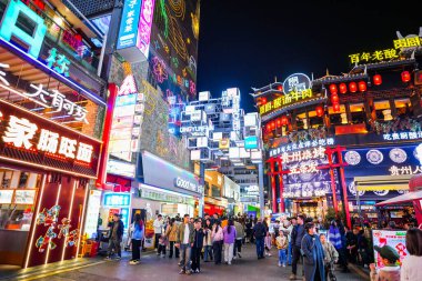 Guiyang, Çin-APR 05, 2025-Qingyun Gece Pazarı Guiyang 'daki canlı ve hareketli bir gece pazarı çok çeşitli yerel lezzetler ve kültürel deneyimler sunuyor..