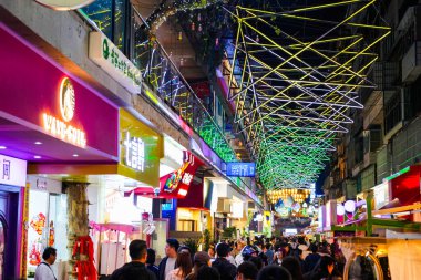 Guiyang, Çin-APR 05, 2025-Qingyun Gece Pazarı Guiyang 'daki canlı ve hareketli bir gece pazarı çok çeşitli yerel lezzetler ve kültürel deneyimler sunuyor..