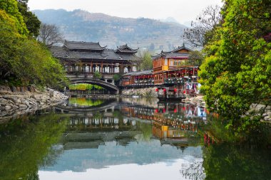 Guizhou, Çin-APR 06, 2025 - Xijiang Miao Köyü, Xijiang Qianhu Miao Köyü olarak da bilinir, Çin 'in Guizhou şehrinde yer alan dünyanın en büyük Miao etnik köyüdür..