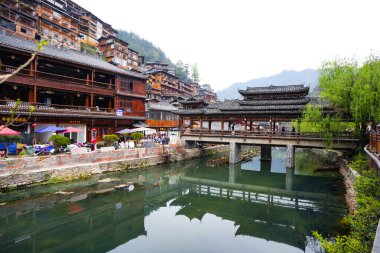 Guizhou, Çin-APR 06, 2025 - Xijiang Miao Köyü, Xijiang Qianhu Miao Köyü olarak da bilinir, Çin 'in Guizhou şehrinde yer alan dünyanın en büyük Miao etnik köyüdür..