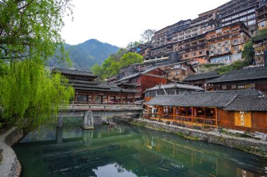 Guizhou, Çin-APR 06, 2025 - Xijiang Miao Köyü, Xijiang Qianhu Miao Köyü olarak da bilinir, Çin 'in Guizhou şehrinde yer alan dünyanın en büyük Miao etnik köyüdür..