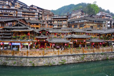 Guizhou, Çin-APR 06, 2025 - Xijiang Miao Köyü, Xijiang Qianhu Miao Köyü olarak da bilinir, Çin 'in Guizhou şehrinde yer alan dünyanın en büyük Miao etnik köyüdür..