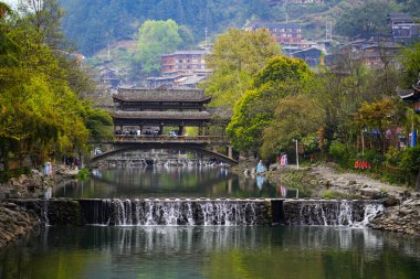 Guizhou, Çin-APR 06, 2025 - Xijiang Miao Köyü, Xijiang Qianhu Miao Köyü olarak da bilinir, Çin 'in Guizhou şehrinde yer alan dünyanın en büyük Miao etnik köyüdür..