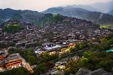 Guizhou, Çin-APR 06, 2025 - Xijiang Miao Köyü, Xijiang Qianhu Miao Köyü olarak da bilinir, Çin 'in Guizhou şehrinde yer alan dünyanın en büyük Miao etnik köyüdür..