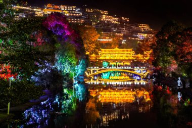 Guizhou, Çin-APR 06, 2025 - Xijiang Miao Köyü, Xijiang Qianhu Miao Köyü olarak da bilinir, Çin 'in Guizhou şehrinde yer alan dünyanın en büyük Miao etnik köyüdür..