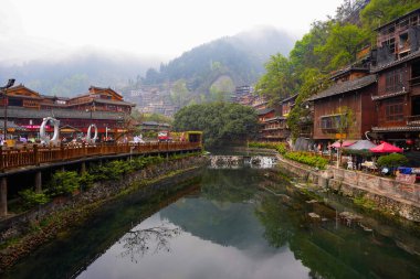 Guizhou, Çin-APR 06, 2025 - Xijiang Miao Köyü, Xijiang Qianhu Miao Köyü olarak da bilinir, Çin 'in Guizhou şehrinde yer alan dünyanın en büyük Miao etnik köyüdür..