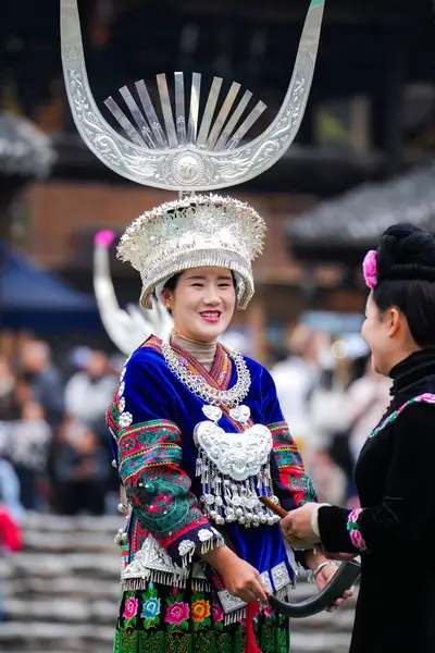 Guizhou, Çin-APR 06, 2025-Çin geleneksel dans gösterisi Xijiang Miao Köyü, Xijiang Qianhu Miao Köyü olarak da bilinir, Çin 'in Guizhou şehrinde yer alan dünyanın en büyük Miao etnik köyüdür..