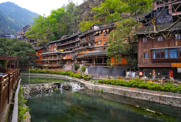 Guizhou, Çin-APR 06, 2025 - Xijiang Miao Köyü, Xijiang Qianhu Miao Köyü olarak da bilinir, Çin 'in Guizhou şehrinde yer alan dünyanın en büyük Miao etnik köyüdür..