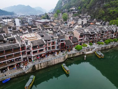 Zhenyuan, Guizhou, Çin-APR 07, 2025 - Çin kültürünün canlı olduğu Guizhou 'nun doğusundaki Zhengyuan Antik Kasabasının havadan manzarası.