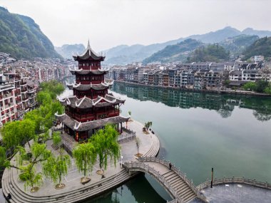 Zhenyuan, Guizhou, Çin-APR 07, 2025 - Çin kültürünün canlı olduğu Guizhou 'nun doğusundaki Zhengyuan Antik Kasabasının havadan manzarası.