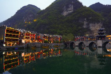 Zhenyuan, Guizhou, Çin-APR 07, 2025 - Çin kültürünün hala canlı olduğu Guizhou 'nun doğusundaki Zhengyuan antik kasabasında gece saatleri.
