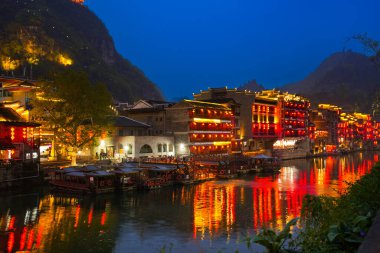 Zhenyuan, Guizhou, Çin-APR 07, 2025 - Çin kültürünün hala canlı olduğu Guizhou 'nun doğusundaki Zhengyuan antik kasabasında gece saatleri.