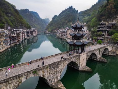 Zhenyuan, Guizhou, Çin-APR 07, 2025 - Çin kültürünün canlı olduğu Guizhou 'nun doğusundaki Zhengyuan Antik Kasabasının havadan manzarası.