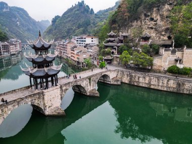 Zhenyuan, Guizhou, Çin-APR 07, 2025 - Çin kültürünün canlı olduğu Guizhou 'nun doğusundaki Zhengyuan Antik Kasabasının havadan manzarası.