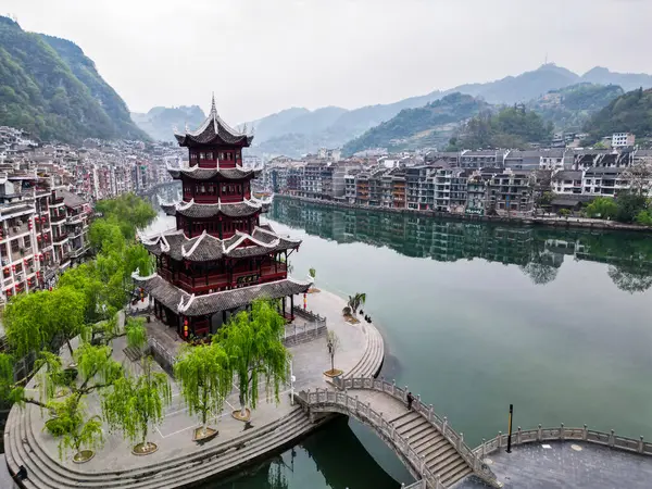 Zhenyuan, Guizhou, Çin-APR 07, 2025 - Çin kültürünün canlı olduğu Guizhou 'nun doğusundaki Zhengyuan Antik Kasabasının havadan manzarası.