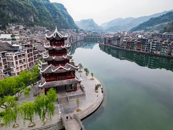 Zhenyuan, Guizhou, Çin-APR 07, 2025 - Çin kültürünün canlı olduğu Guizhou 'nun doğusundaki Zhengyuan Antik Kasabasının havadan manzarası.