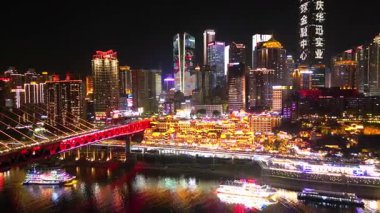Chongqing, Çin - APR 02, 2025 - Chongqing, Çin 'deki ünlü şehir merkezi alışveriş merkezi Hongyadong' un gece manzarası aydınlanmış köprüsü ve yüksek binası