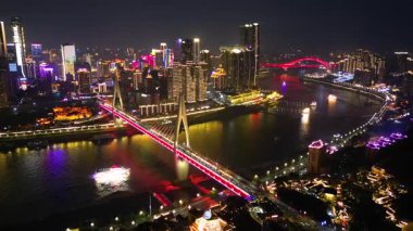Chongqing, Çin - APR 02, 2025 - Şehir merkezindeki ünlü alışveriş merkezinin ve CBD 'nin ışıklı köprüsü ve Çin' in Chongqing kentindeki yüksek binasının gece manzarası