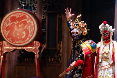 Çinli aktör Çin 'in Chengdu şehrinde sahnede geleneksel bir yüz değiştirme performansı sergiliyor.