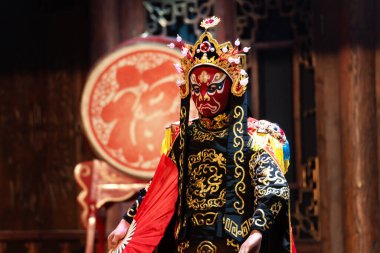 Çinli aktör Çin 'in Chengdu şehrinde sahnede geleneksel bir yüz değiştirme performansı sergiliyor.