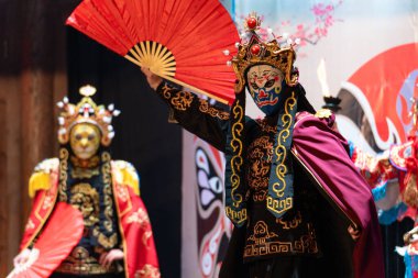 Çinli aktör Çin 'in Chengdu şehrinde sahnede geleneksel bir yüz değiştirme performansı sergiliyor.