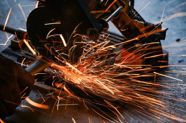 Bir fabrikada çelik bir levhayı elektrik tekeriyle kesmek..